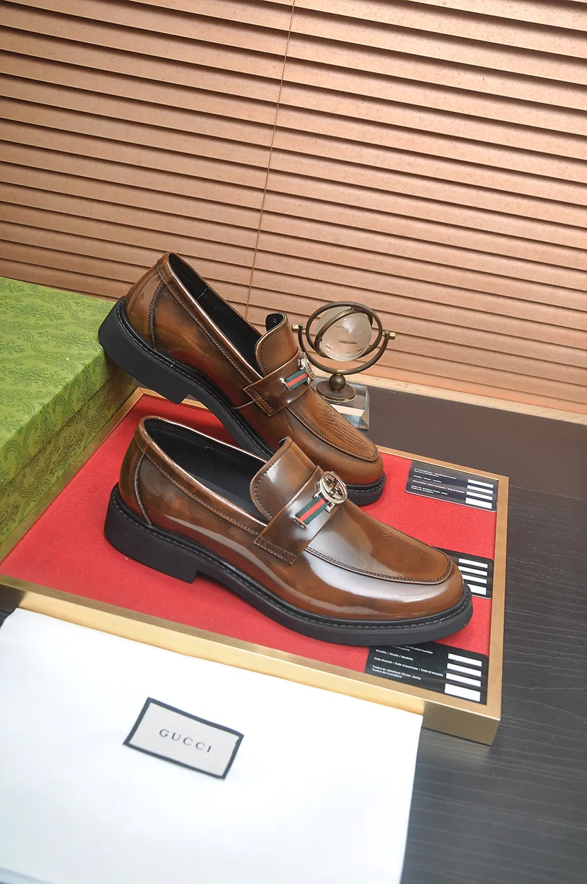Men's shoes💰540💶Italy's top luxury men's shoe giant (GUCCI) (Gucci) (full cowhide lining) new arrival🍃Original European style🔰 Pleasant to the eye😍In order to make the shoes more durable and non-deformable🌀The production continues to follow traditional methods but there is still no lack of innovation💪Choose original sheepskin for the leather♻️ Smooth and natural And extra bright ⭐Made of imported cowhide, the first choice of rich people 38-45 (45 customized)